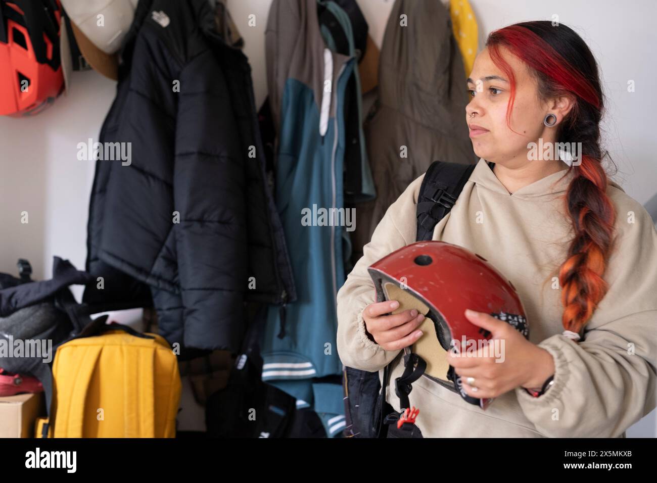 Frau mit Sporthelm Stockfoto