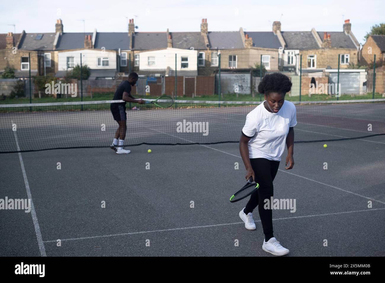 Die Leute spielen Tennis auf dem Platz in der Nachbarschaft Stockfoto