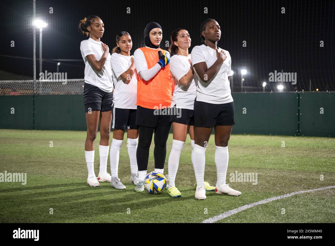 Team von Fußballspielerinnen, die in Reihe stehen Stockfoto