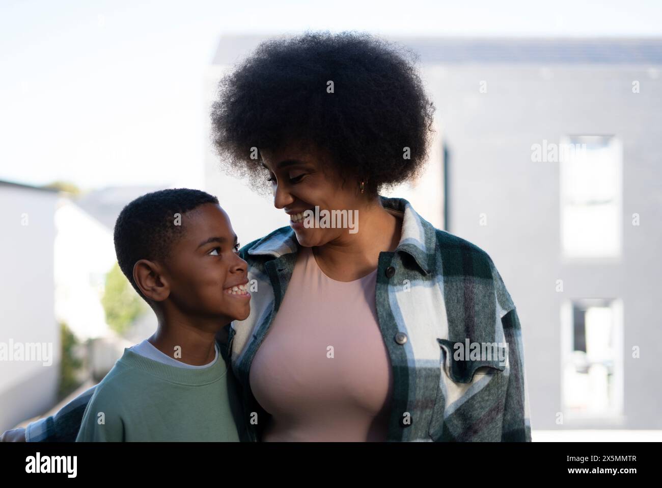 Mutter und Sohn lächeln einander zu Stockfoto