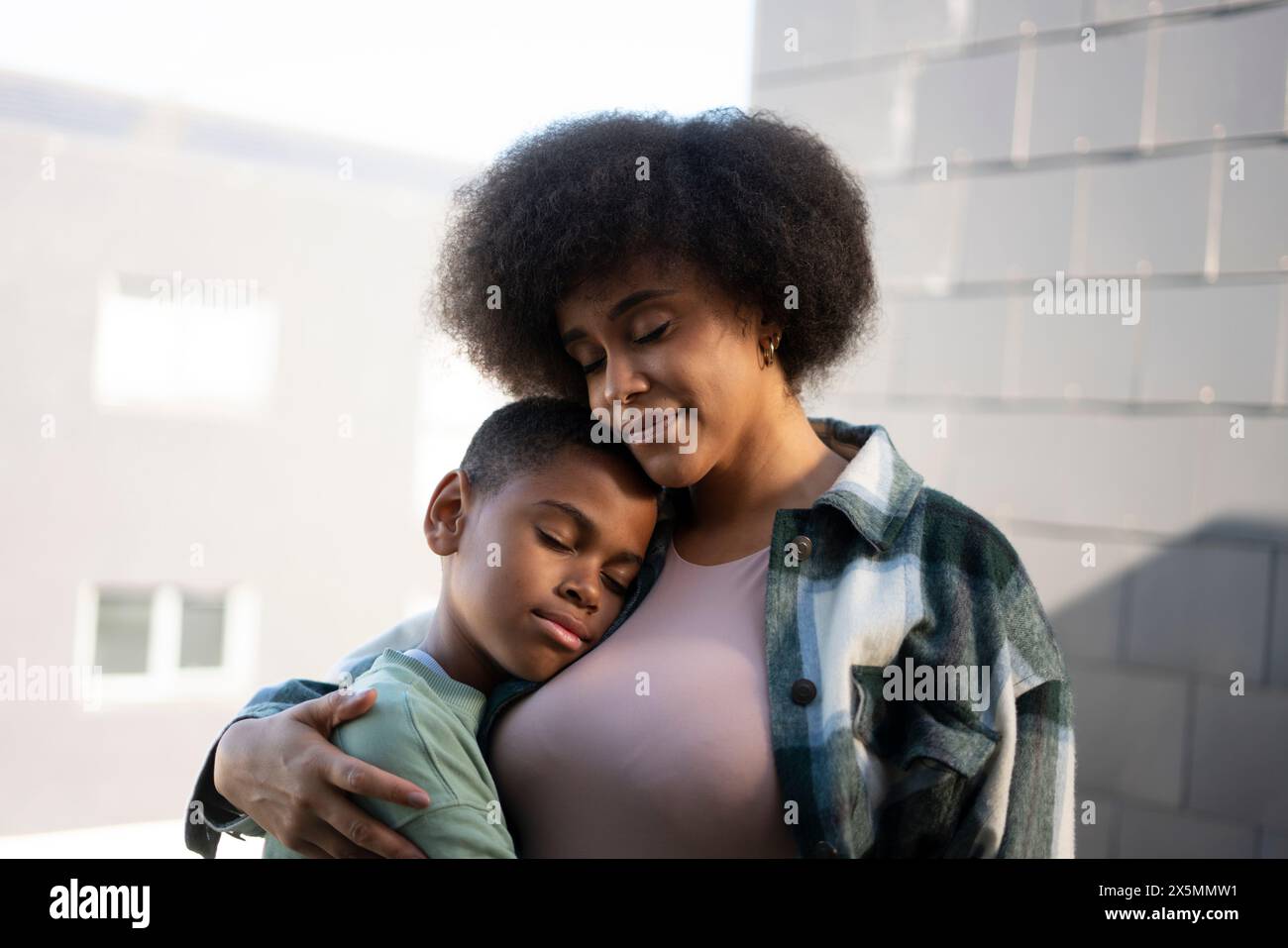 Lächelnde Mutter und Sohn umarmt Stockfoto