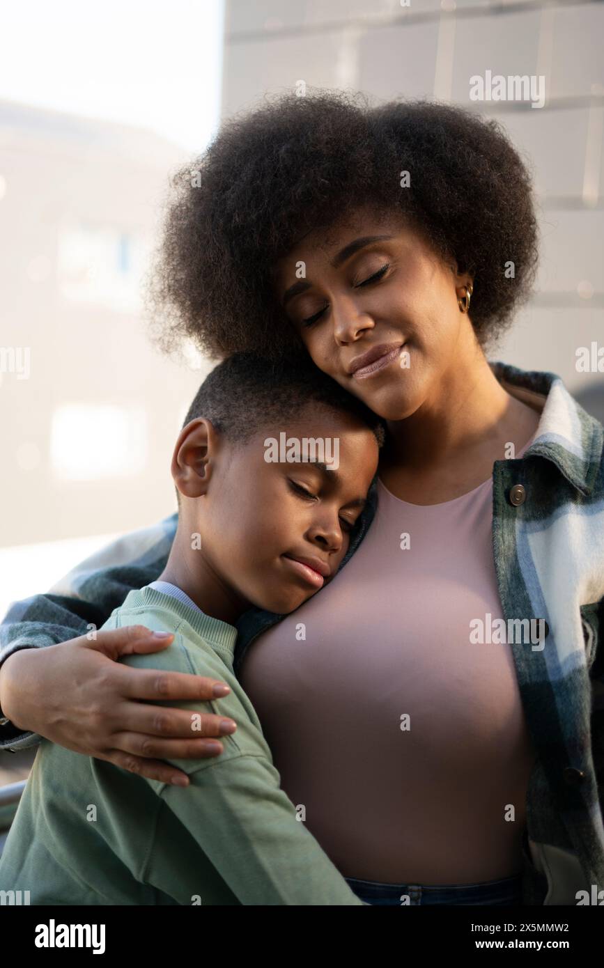 Lächelnde Mutter und Sohn umarmt Stockfoto