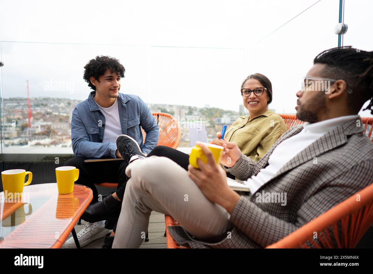 Geschäftsleute, die sich auf der Büroterrasse treffen Stockfoto