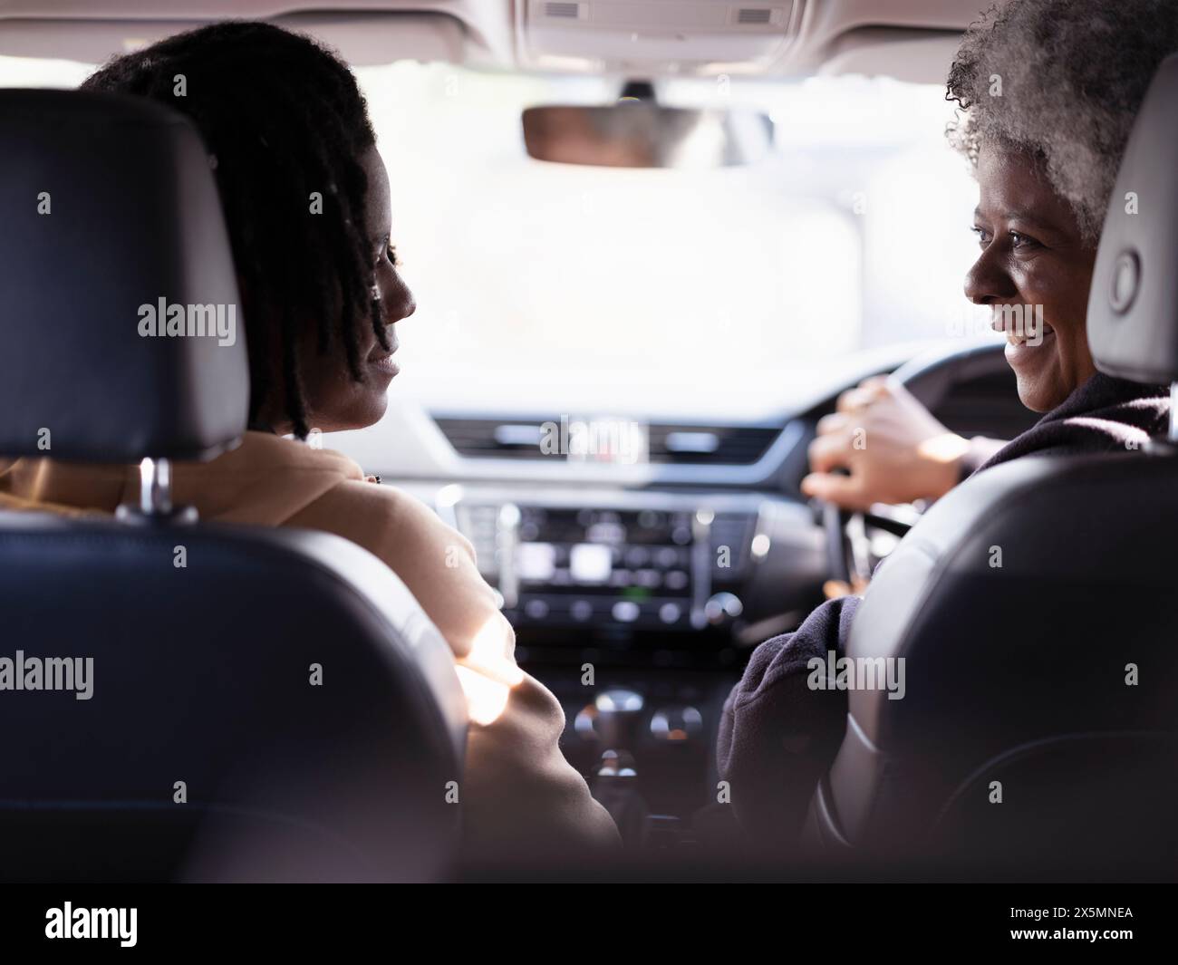 Mutter und Sohn sitzen im Auto Stockfoto