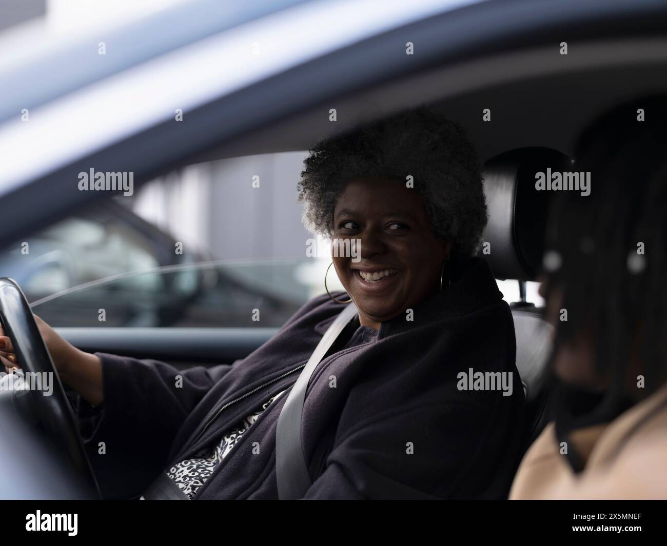 Mutter und Sohn sitzen im Auto Stockfoto