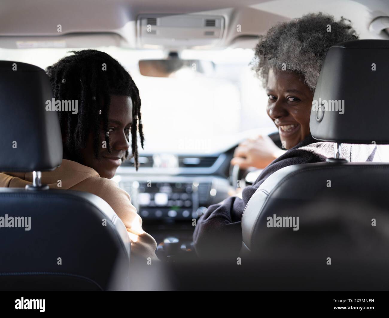 Mutter und Sohn sitzen im Auto Stockfoto