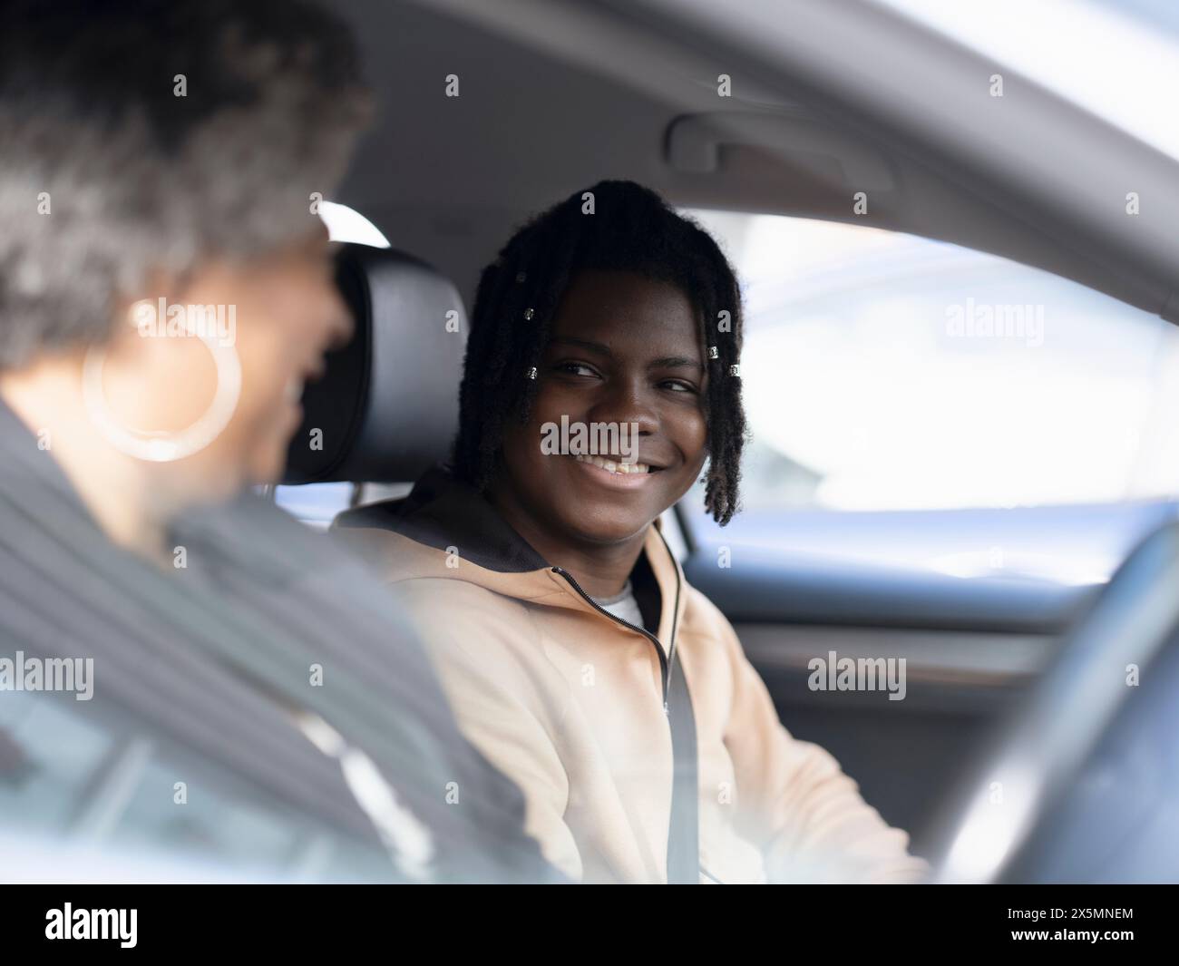 Mutter und Sohn sitzen im Auto Stockfoto