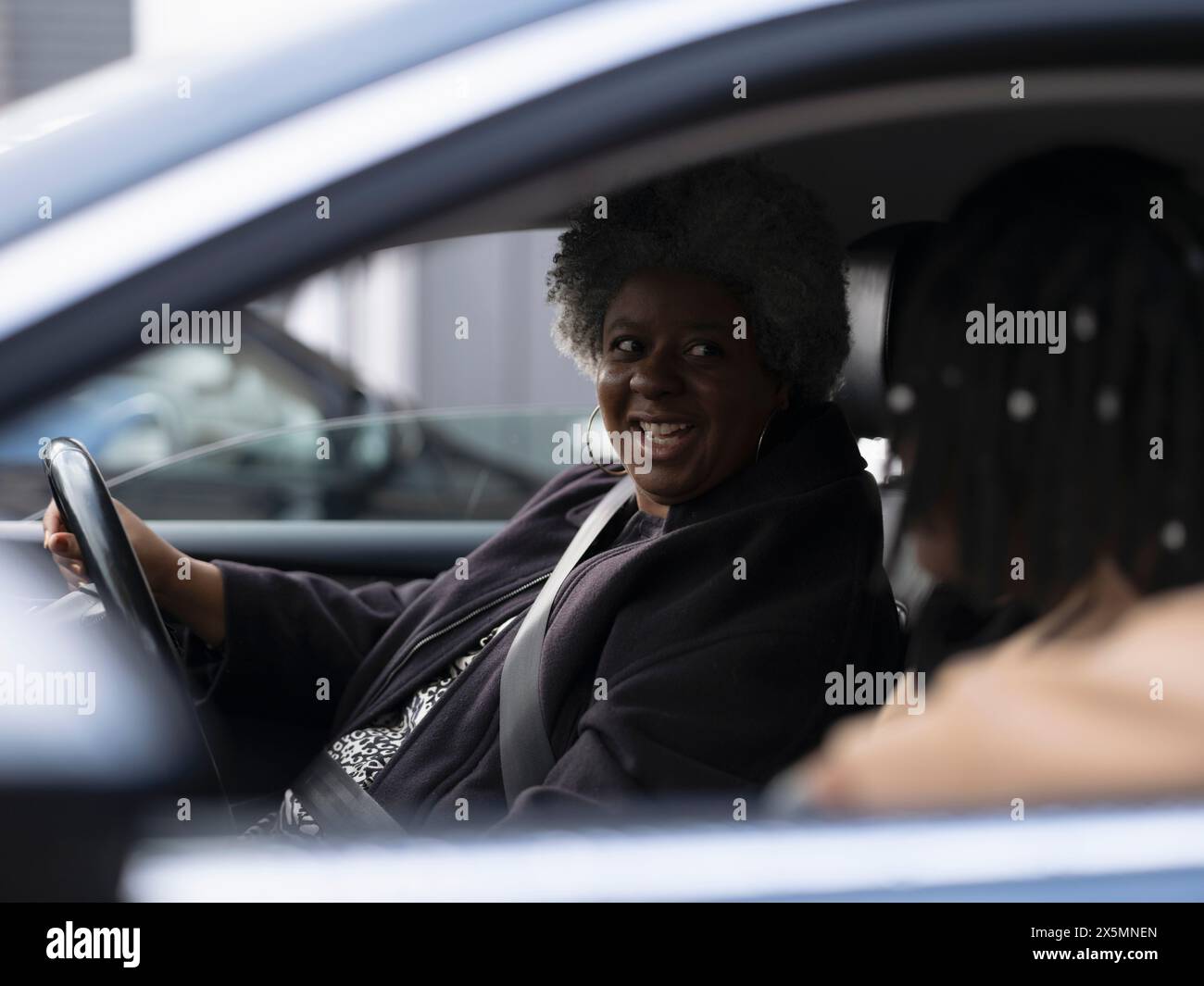 Mutter und Sohn sitzen im Auto Stockfoto