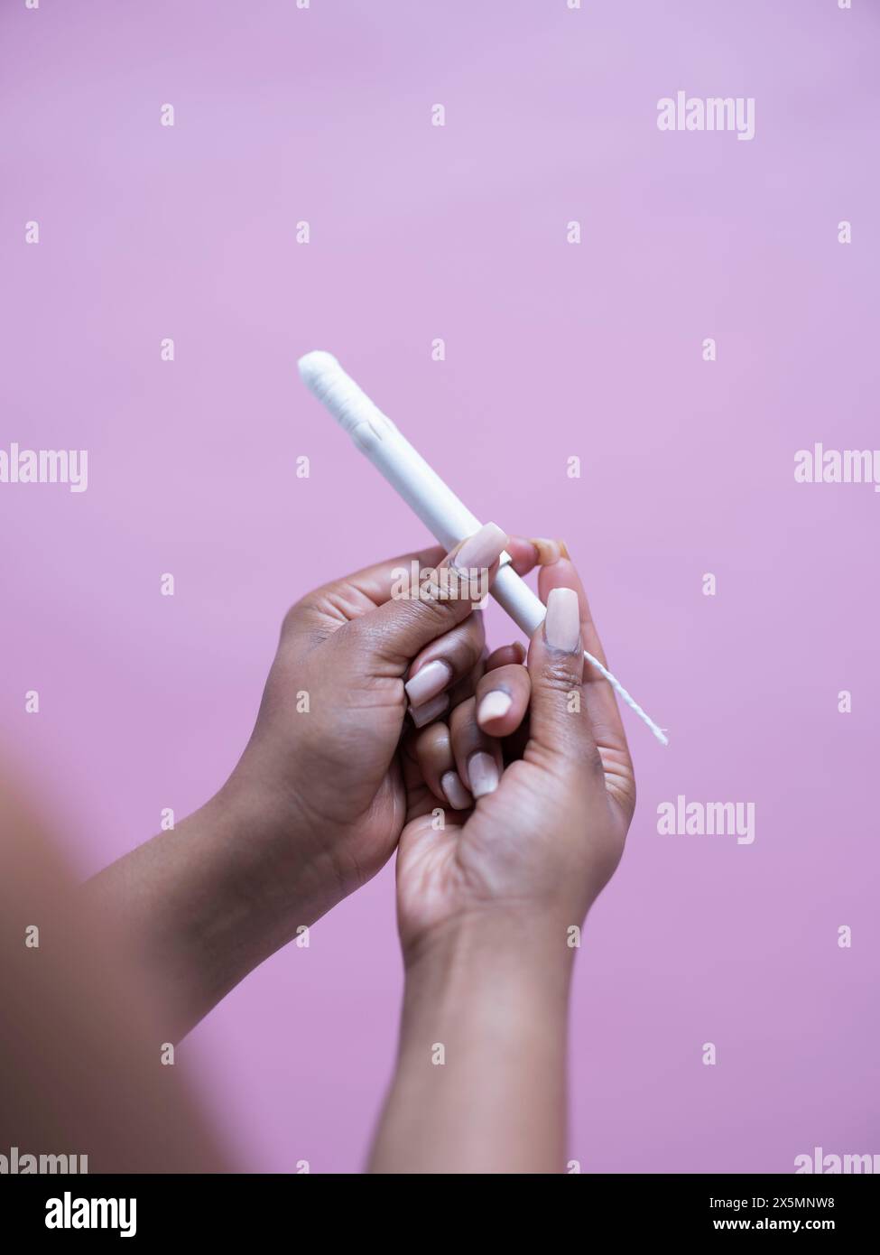 Nahaufnahme von Frauenhänden, die Tampon halten Stockfoto
