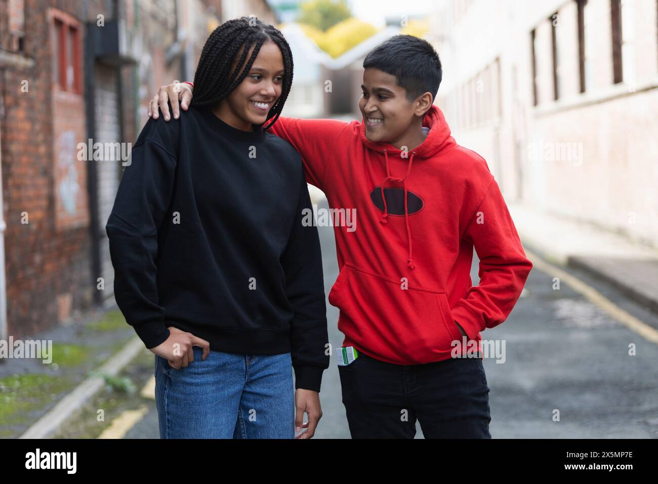 Junge, der mit dem Arm um den Freund steht Stockfoto