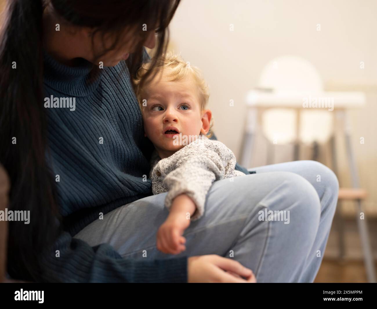 Mutter hält Sohn mit Zerebralparese Stockfoto
