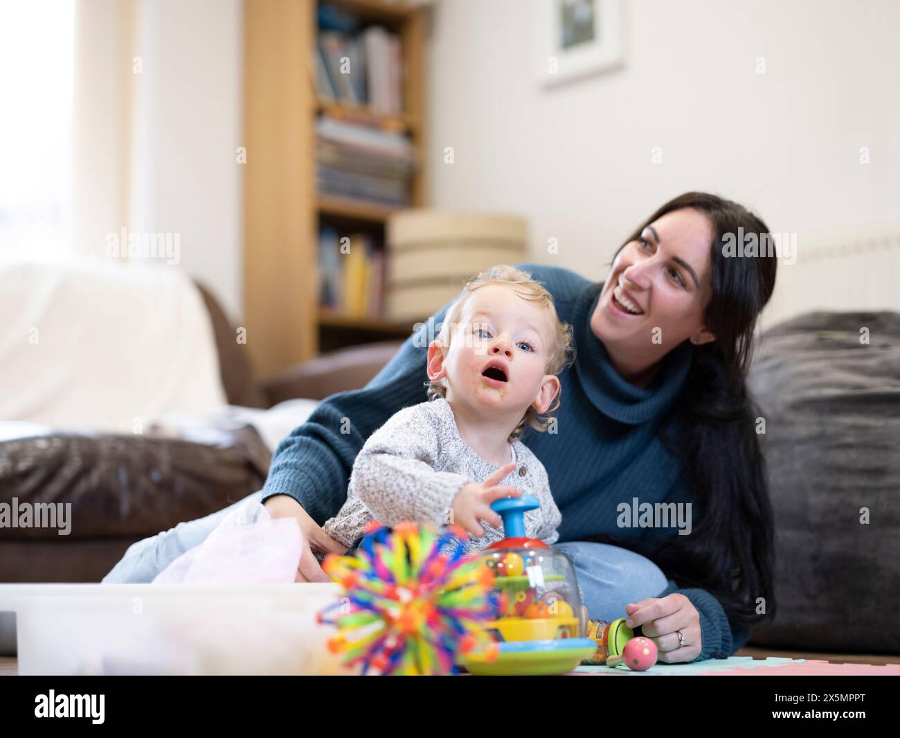 Mutter und Sohn spielen zu Hause Stockfoto