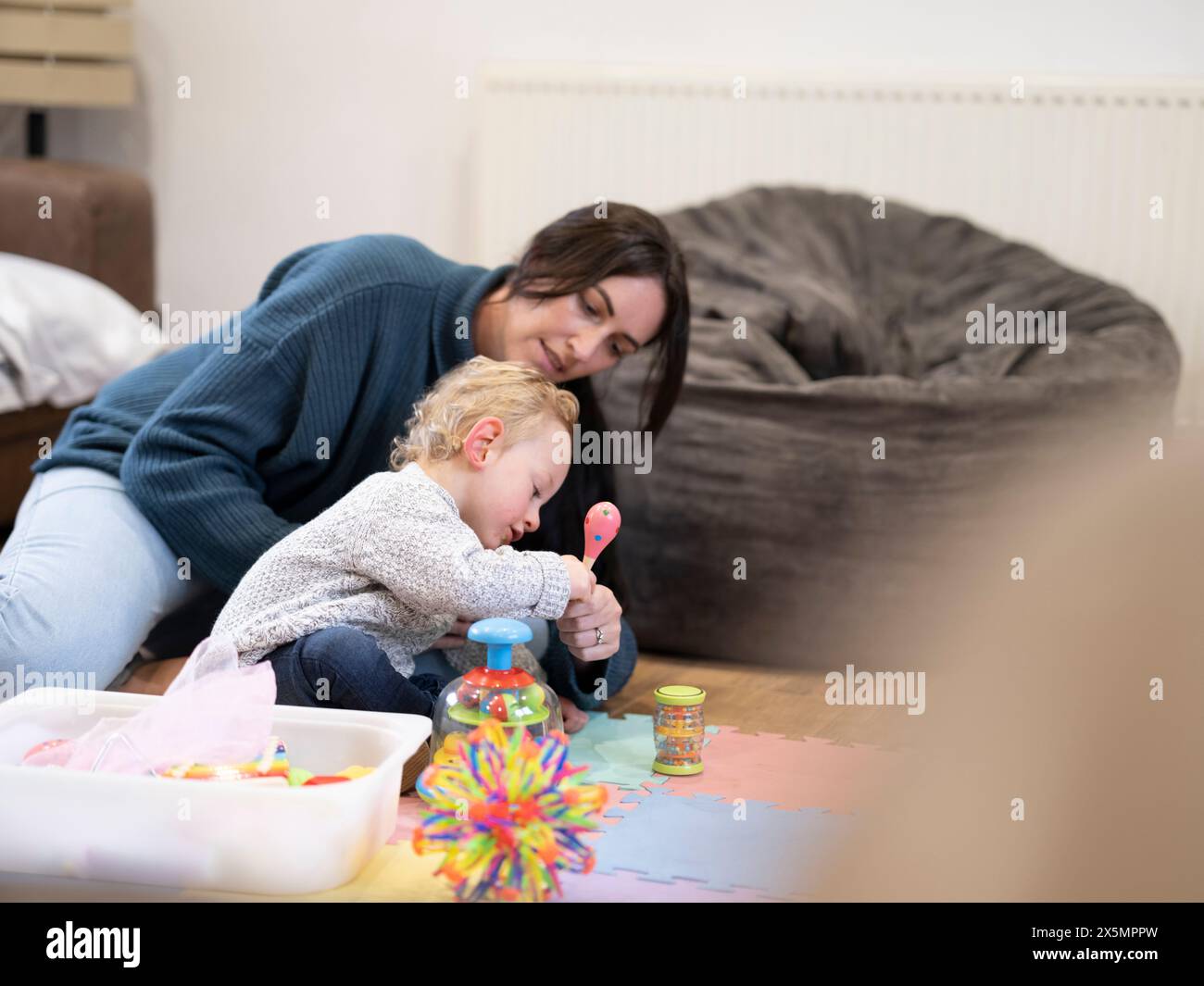 Mutter mit Sohn zu Hause spielen Stockfoto