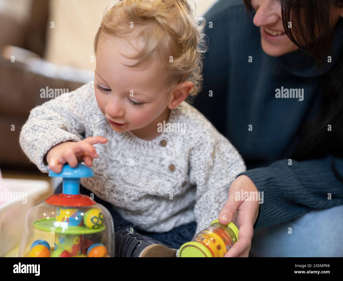 Mutter mit Sohn zu Hause spielen Stockfoto