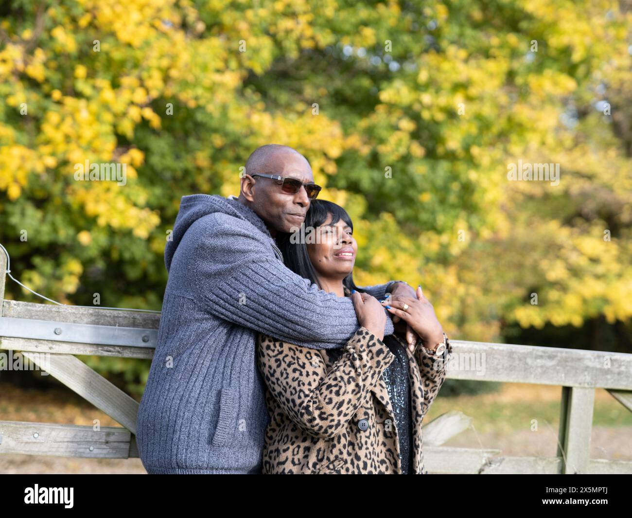 Porträt eines Seniorenpaares, das sich in der Natur umgibt Stockfoto