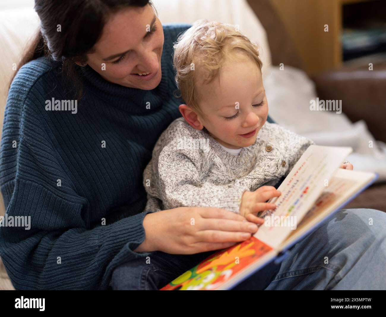 Mutter und Sohn lesen zu Hause Stockfoto