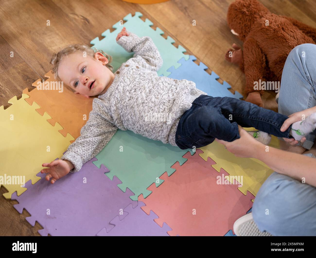 Der hohe Winkel der Mutter, die dem Sohn bei Übungen hilft Stockfoto