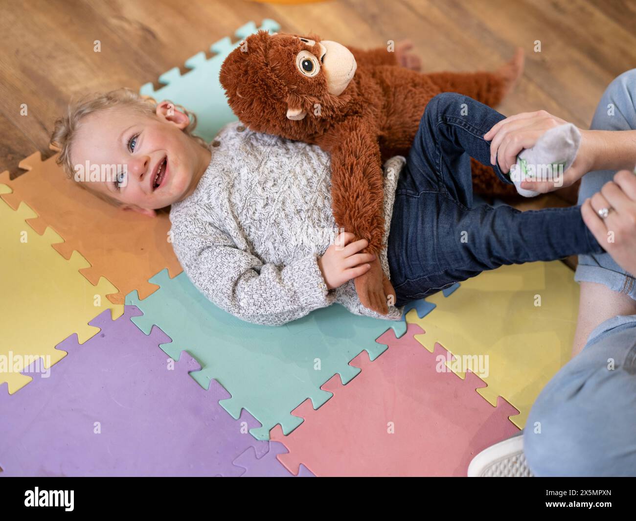 Der hohe Winkel der Mutter, die dem Sohn bei Übungen hilft Stockfoto