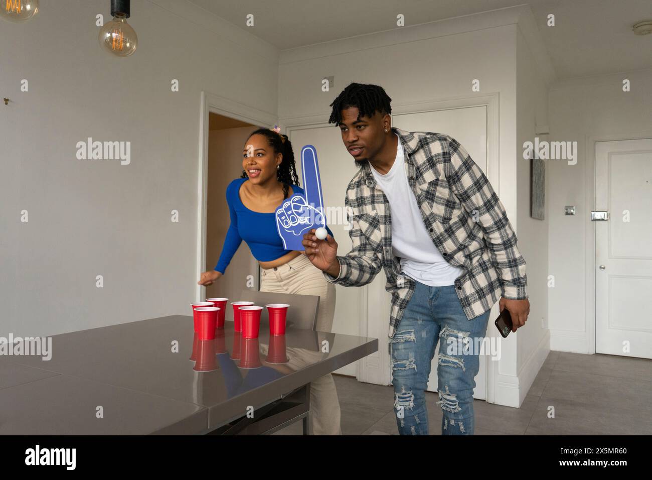 Freunde?Bierpong zu Hause spielen Stockfoto