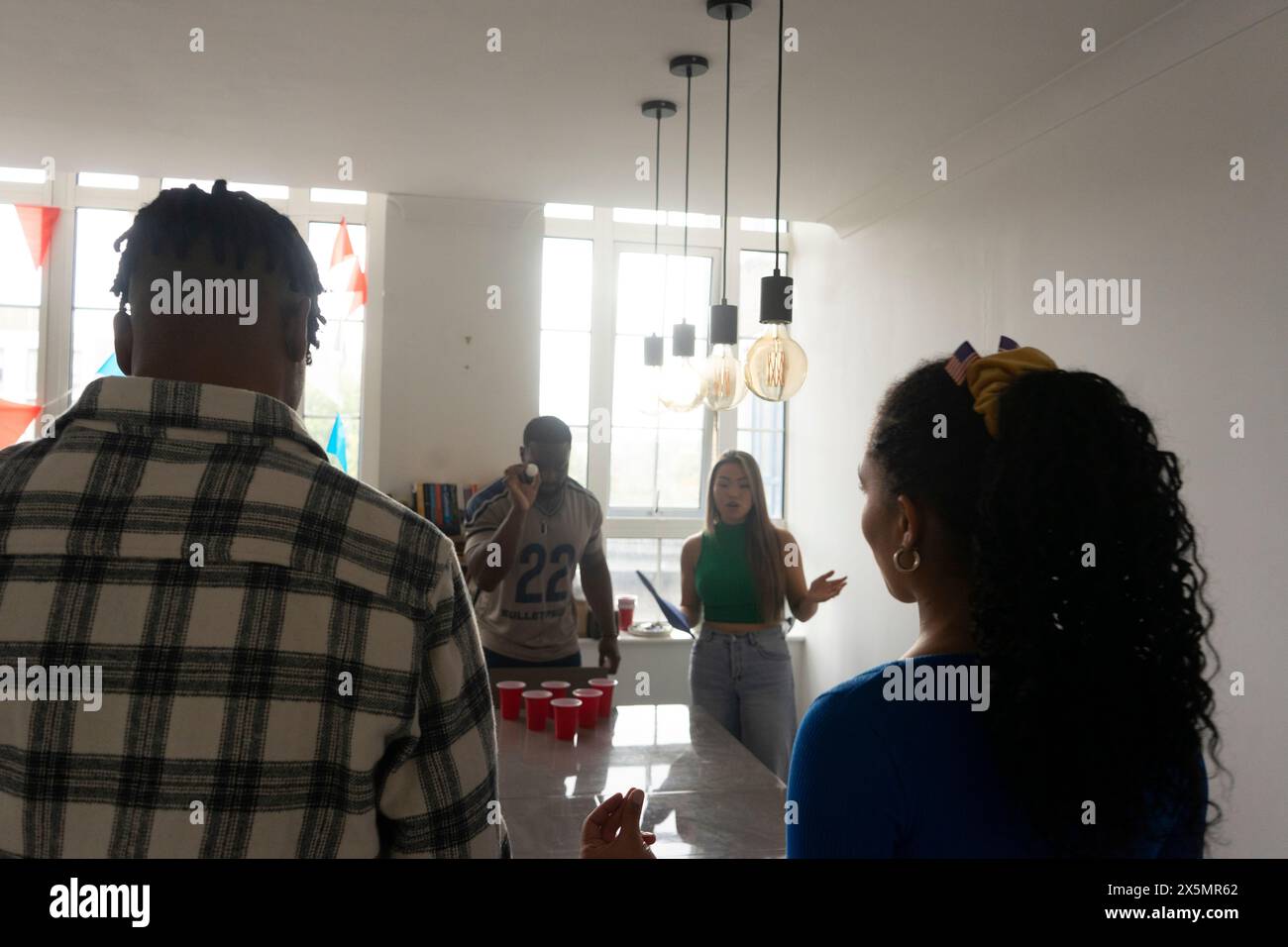 Freunde?Bierpong zu Hause spielen Stockfoto