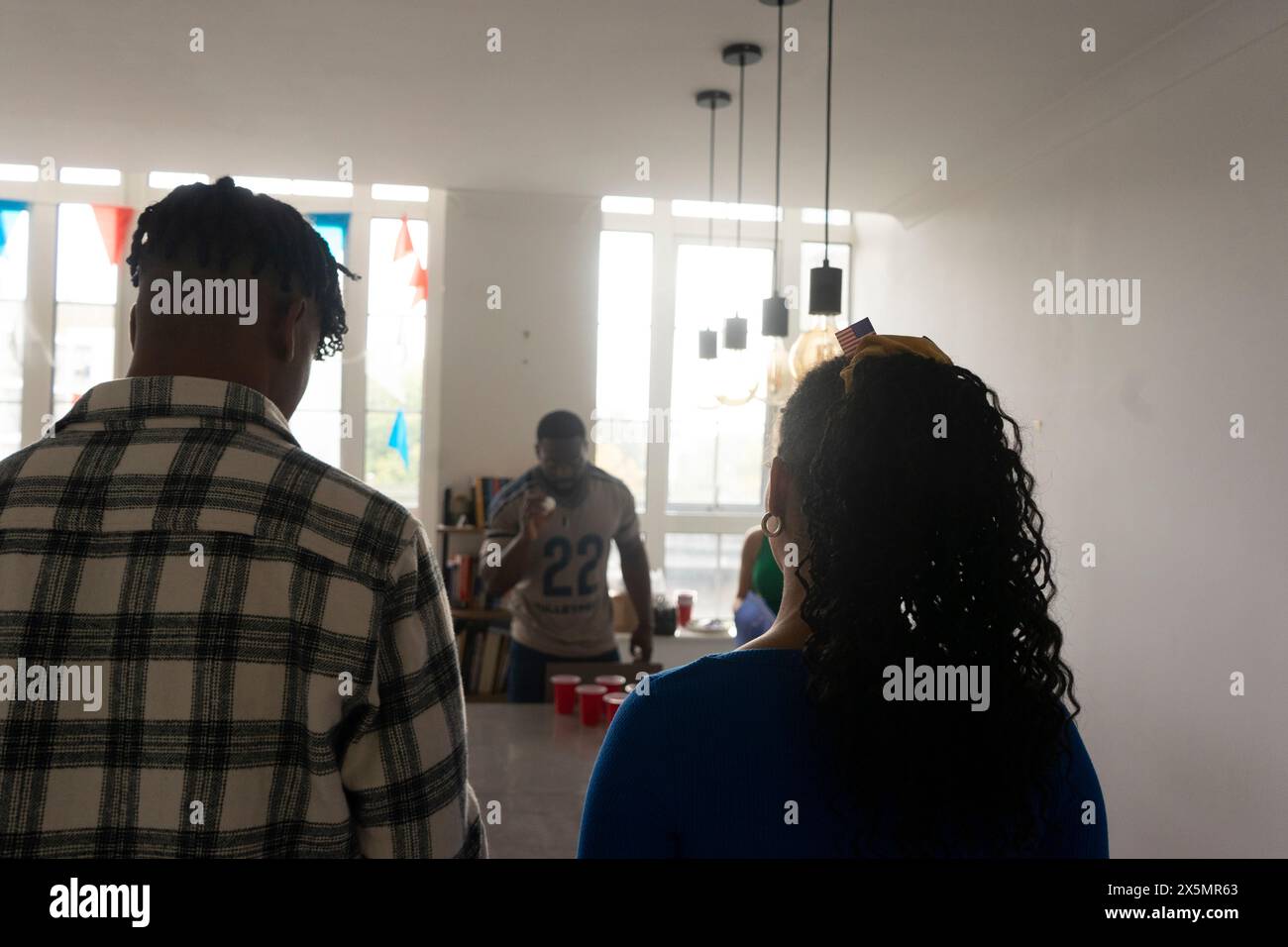 Freunde?Bierpong zu Hause spielen Stockfoto