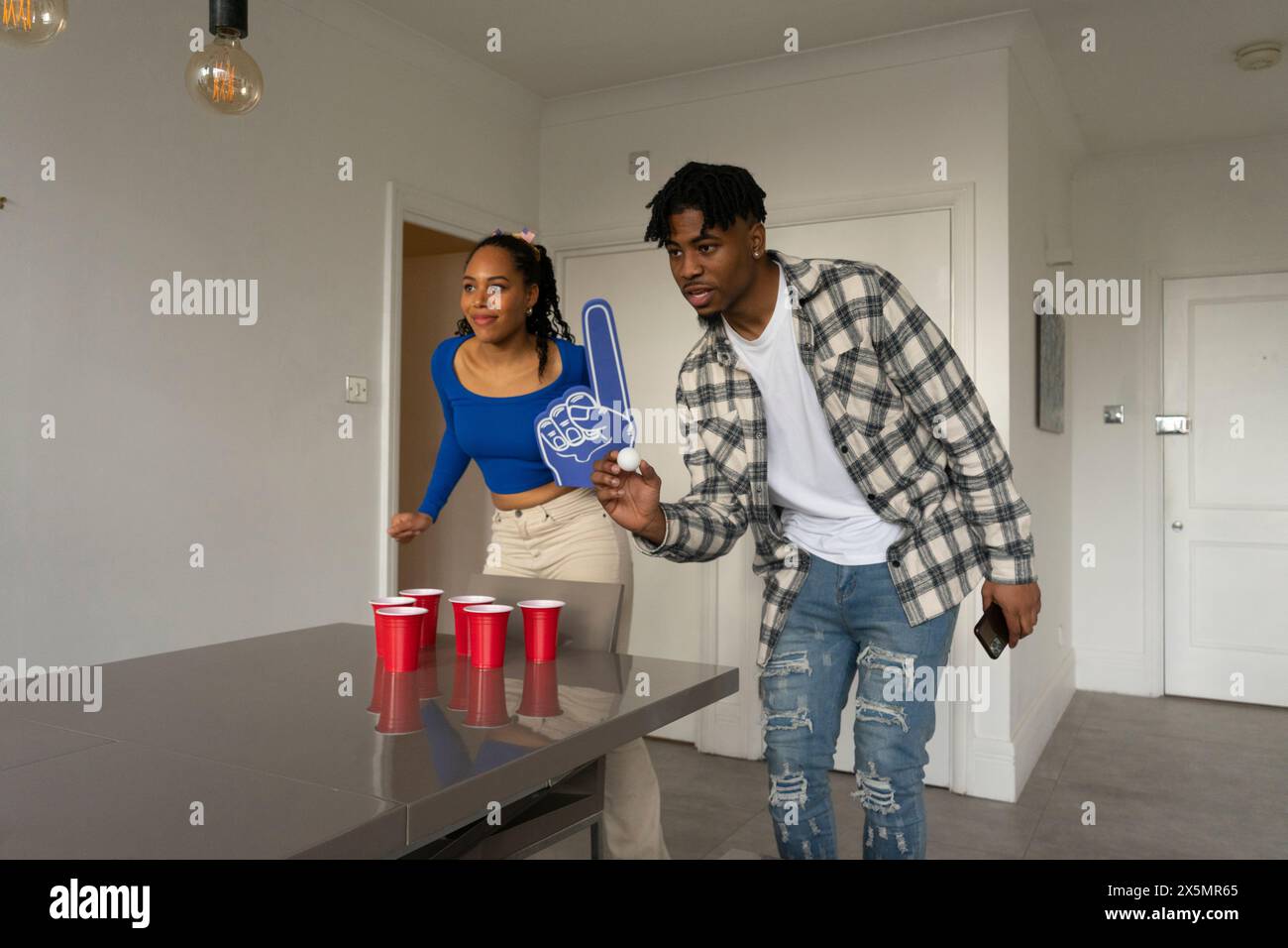 Freunde?Bierpong zu Hause spielen Stockfoto