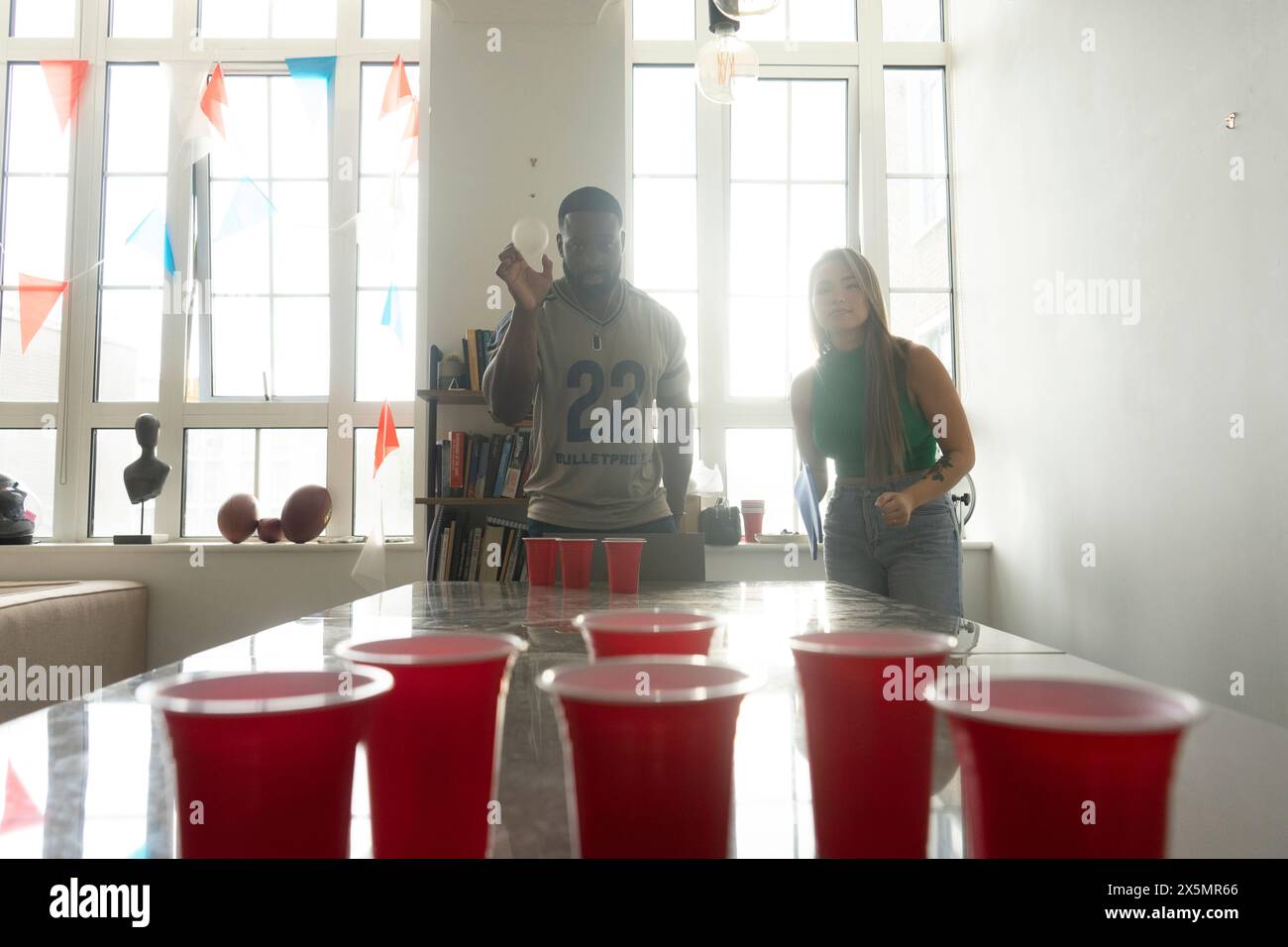 Freunde?Bierpong zu Hause spielen Stockfoto