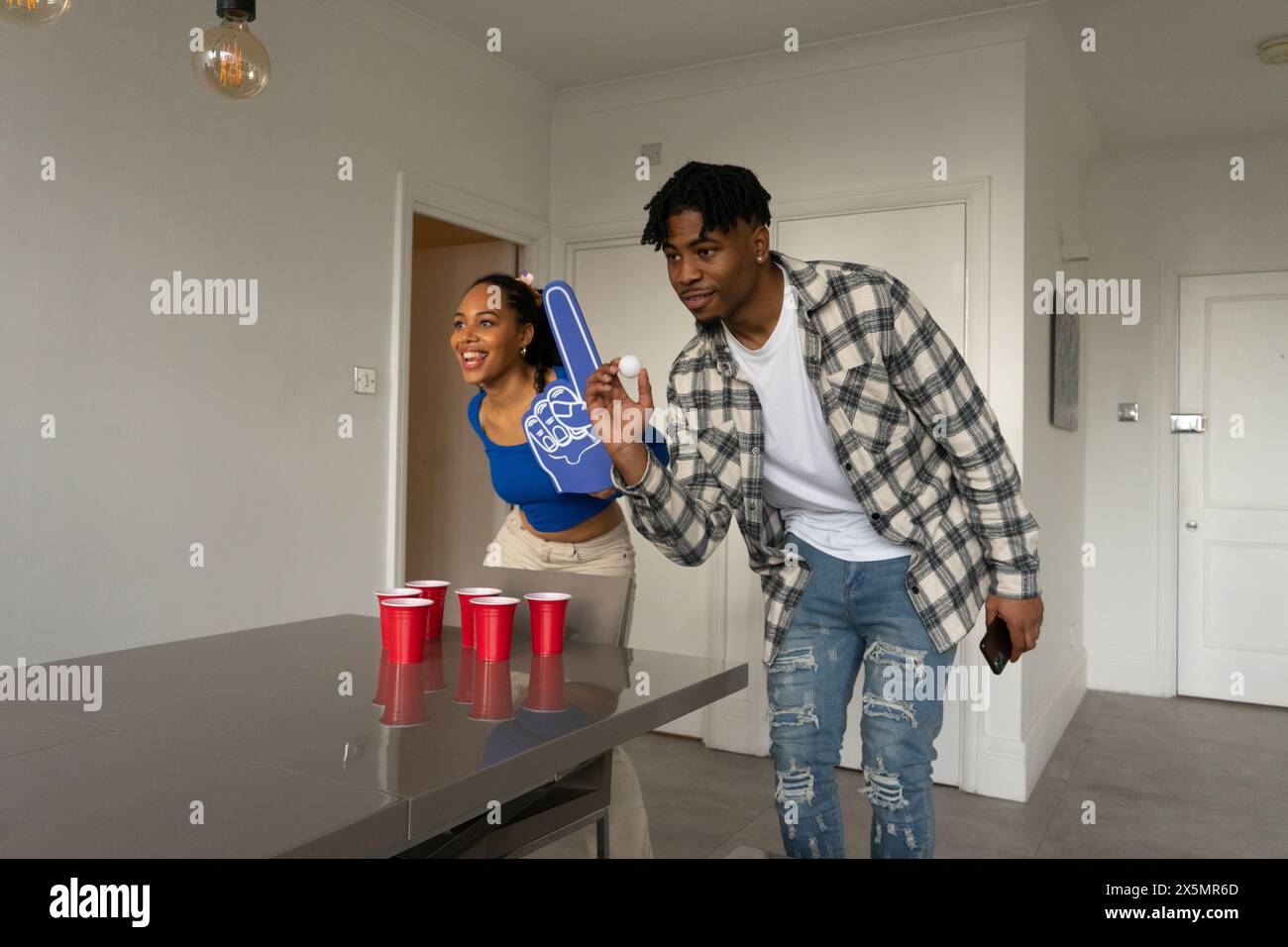 Freunde?Bierpong zu Hause spielen Stockfoto
