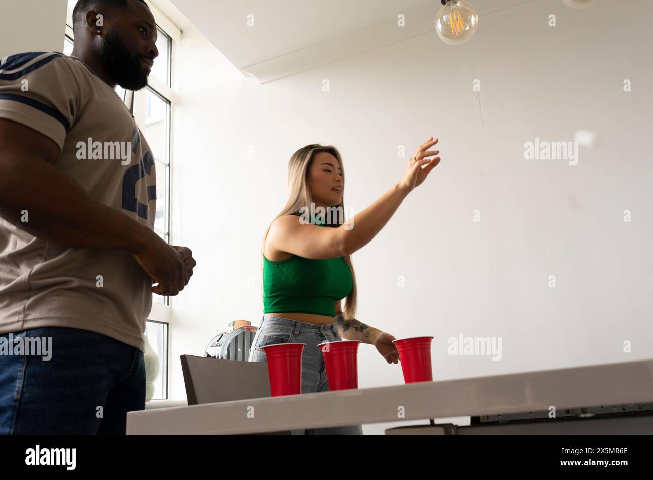 Freunde?Bierpong zu Hause spielen Stockfoto