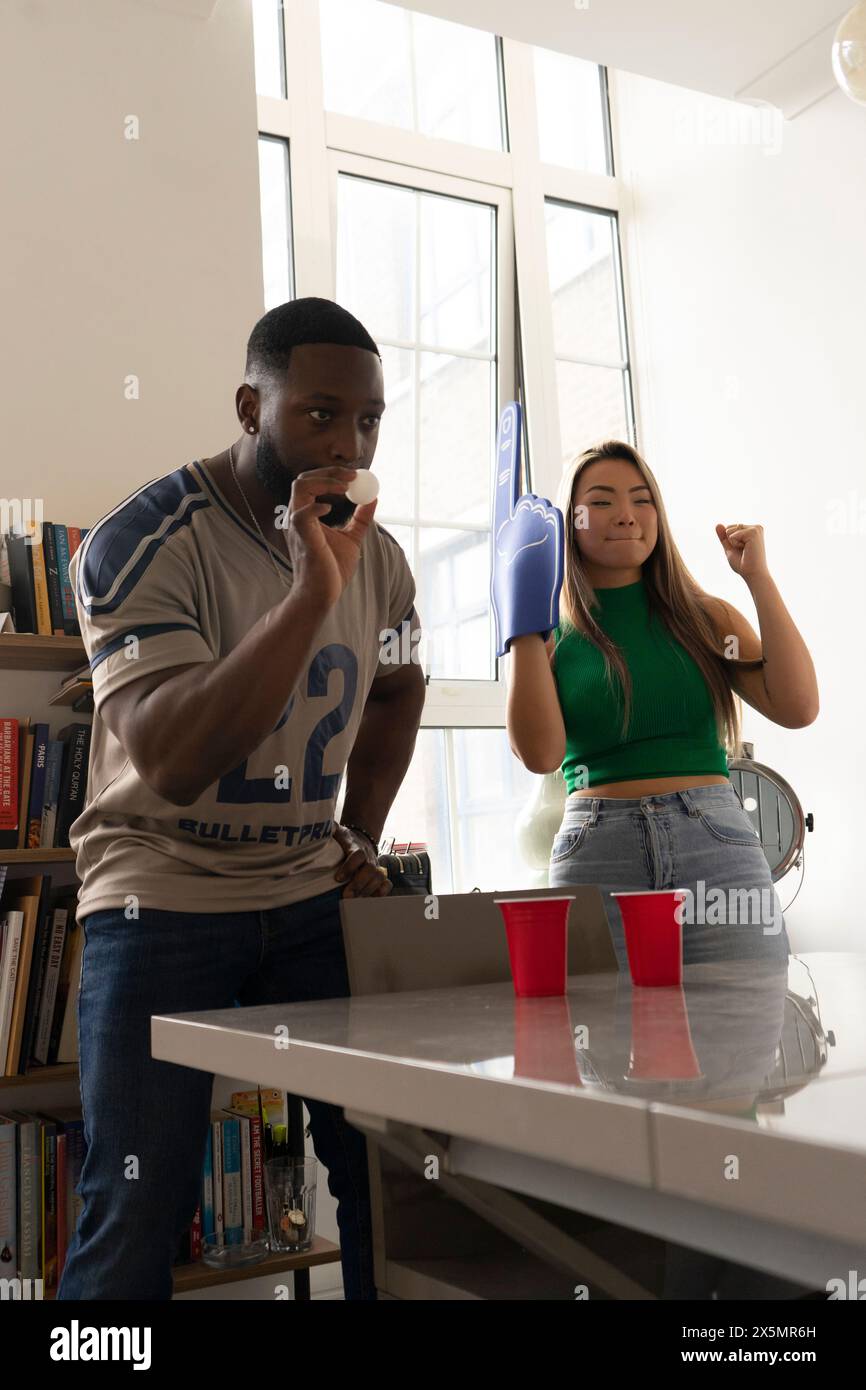 Freunde?Bierpong zu Hause spielen Stockfoto
