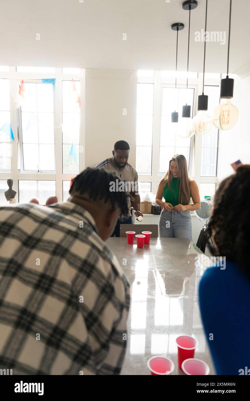 Freunde?Bierpong zu Hause spielen Stockfoto