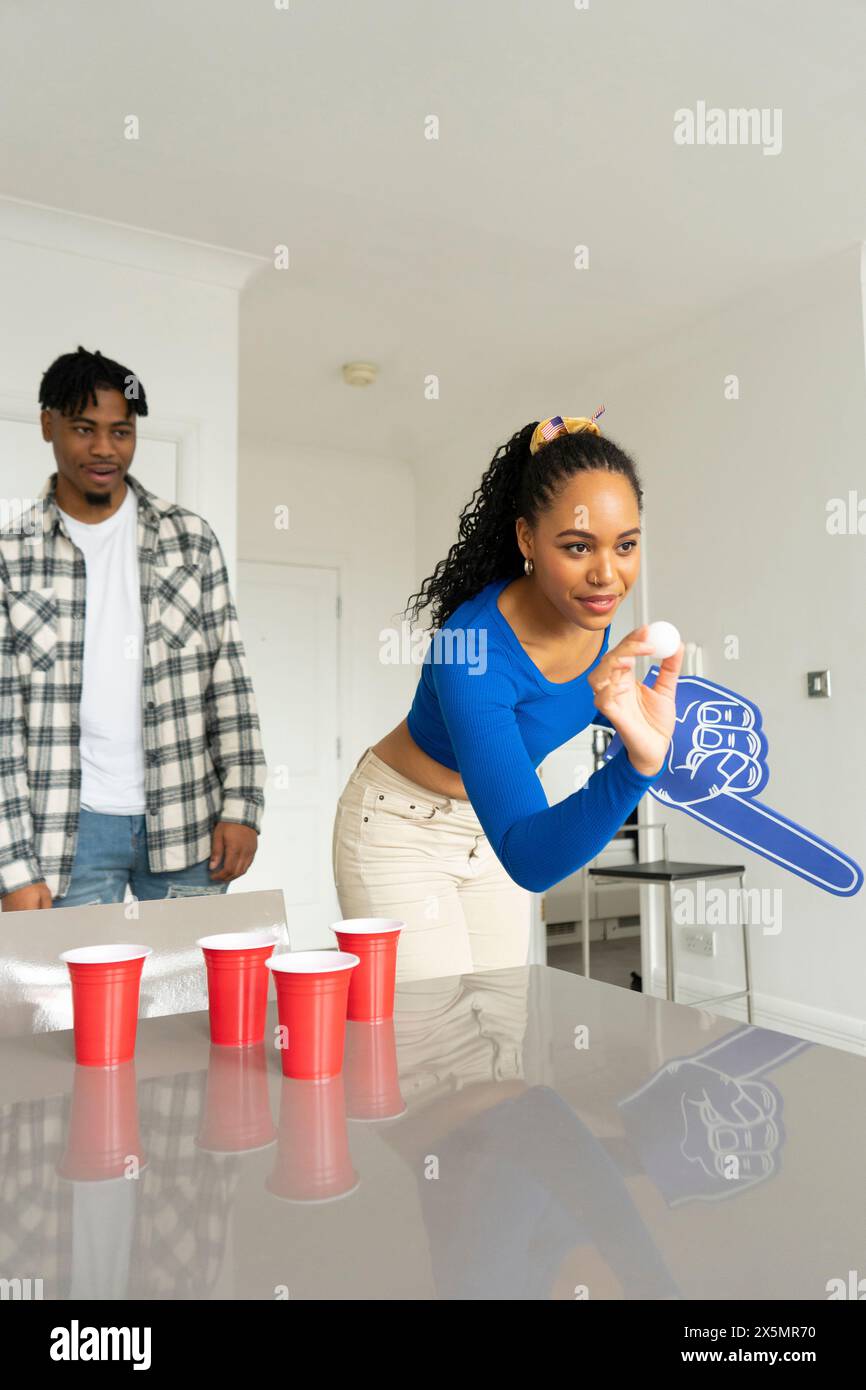 Freunde?Bierpong zu Hause spielen Stockfoto