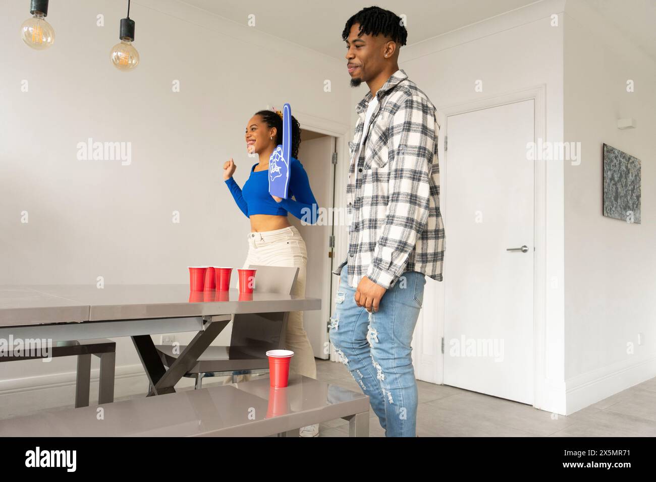 Freunde?Bierpong zu Hause spielen Stockfoto