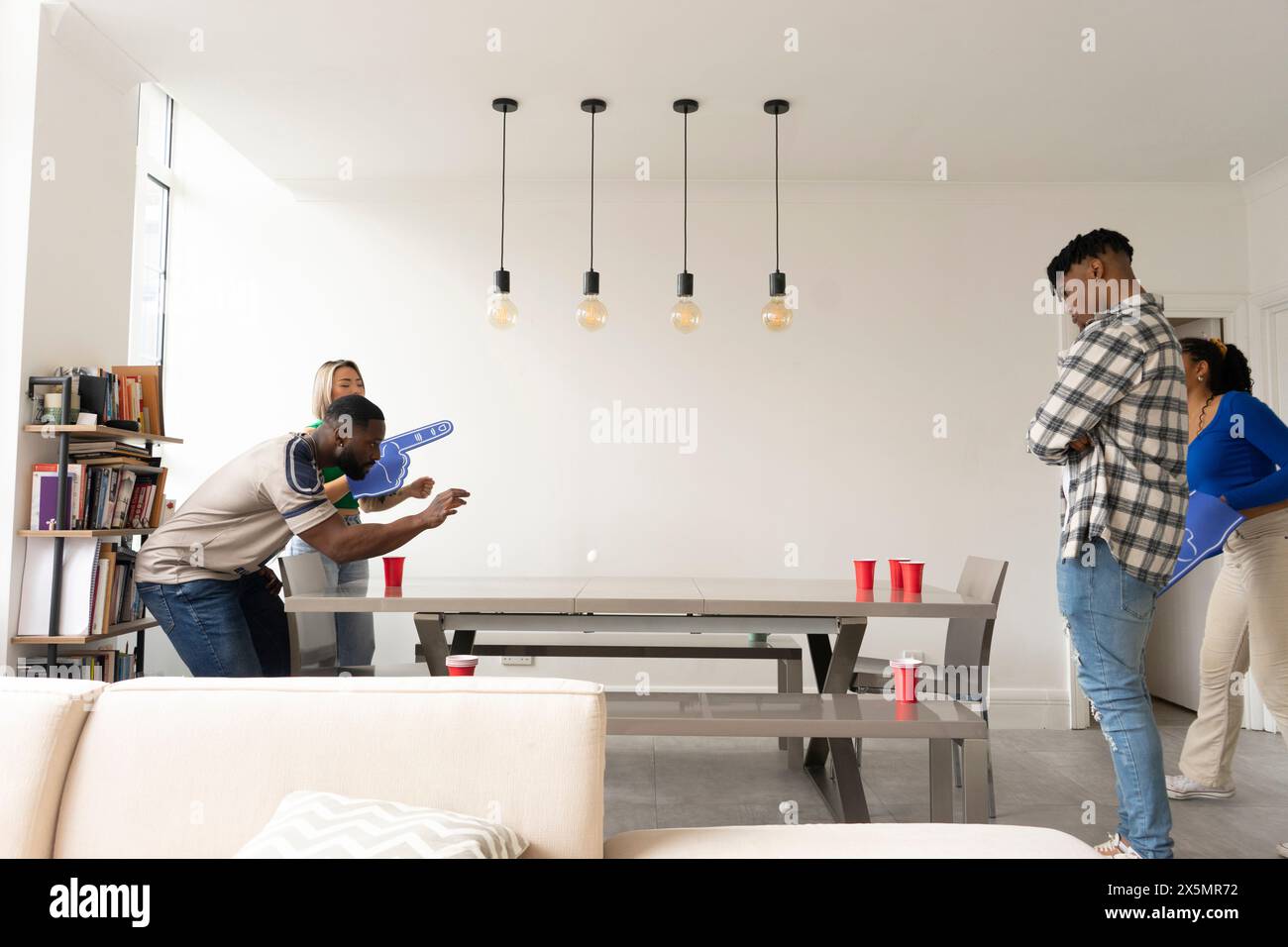 Freunde?Bierpong zu Hause spielen Stockfoto