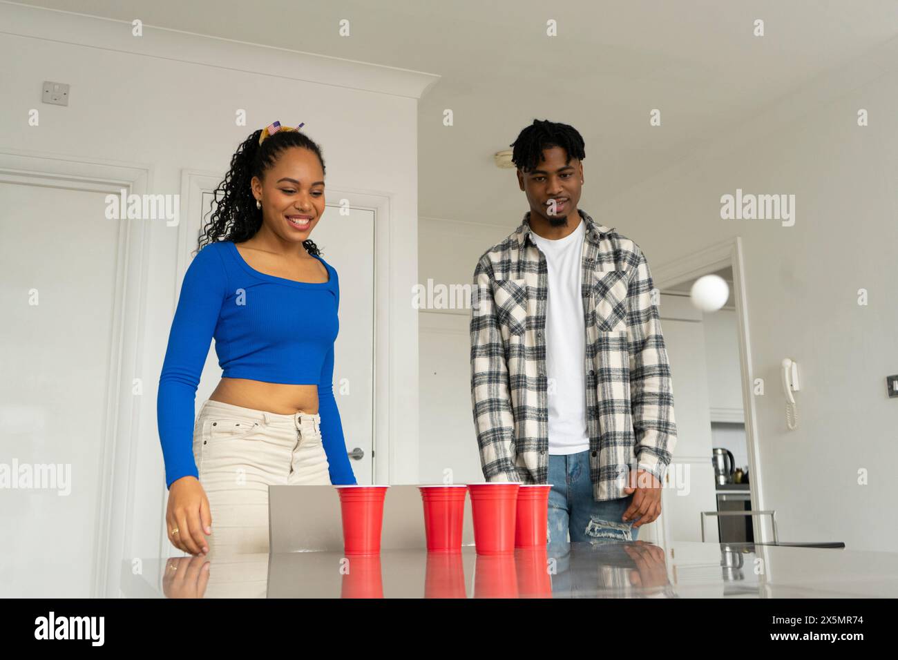 Freunde?Bierpong zu Hause spielen Stockfoto
