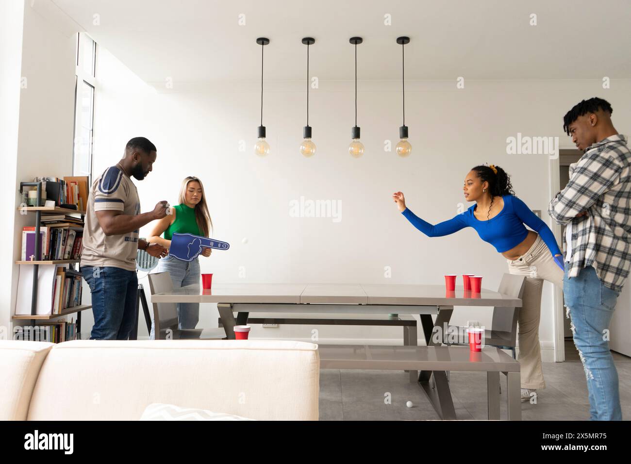 Freunde?Bierpong zu Hause spielen Stockfoto