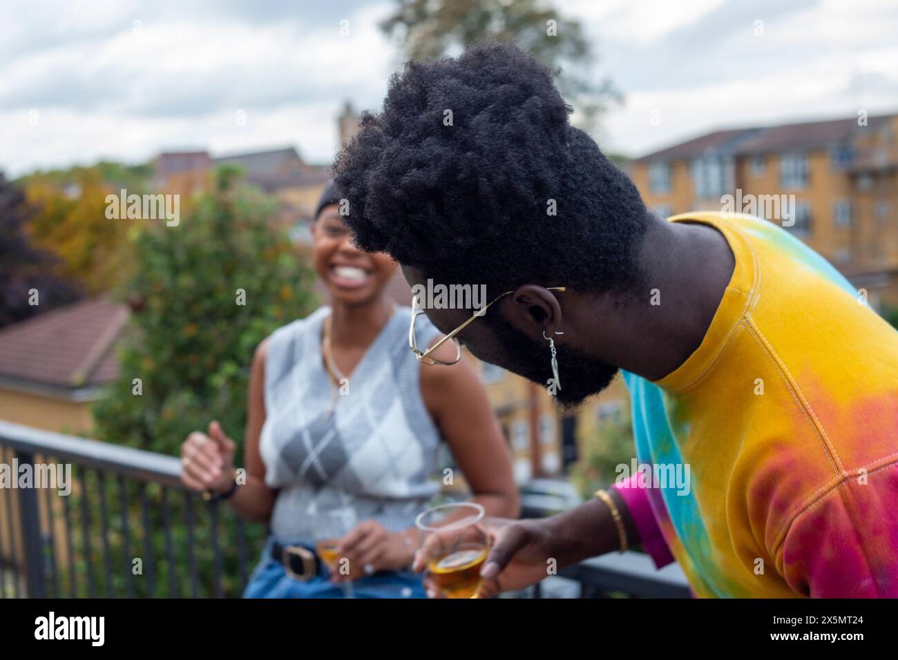 Leute, die zusammen auf der Terrasse lachen? Stockfoto