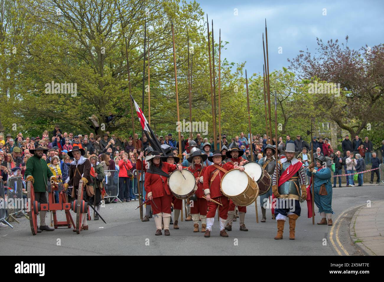 Malmesbury, Wiltshire, England - Sonntag, 5. Mai 2024. Das "Colonel Devereuxs Regiment" kommt in die Stadt Malmesbury, um die Importa nachzustellen Stockfoto