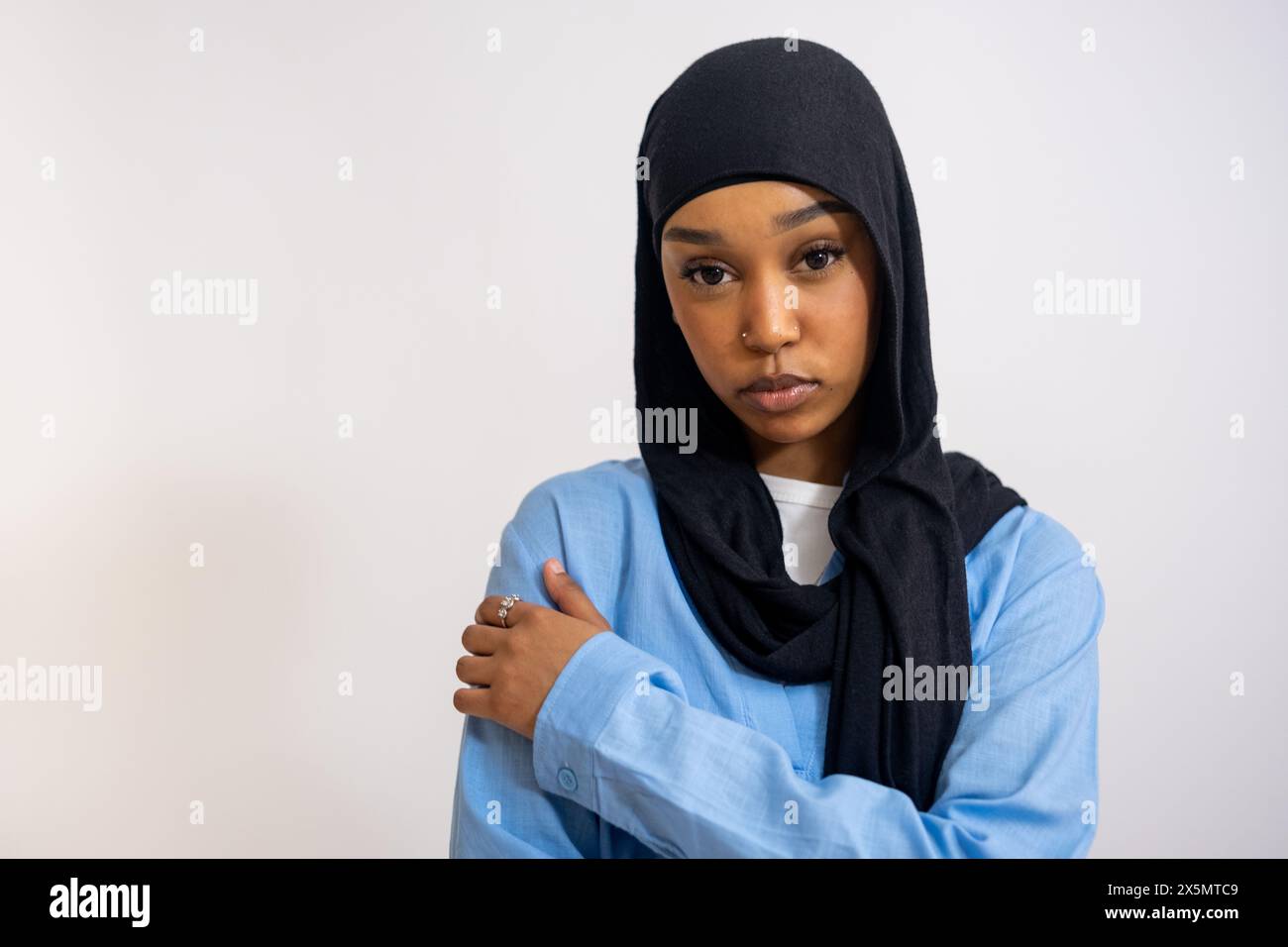 Porträt einer jungen Frau im Hijab vor weißem Hintergrund Stockfoto