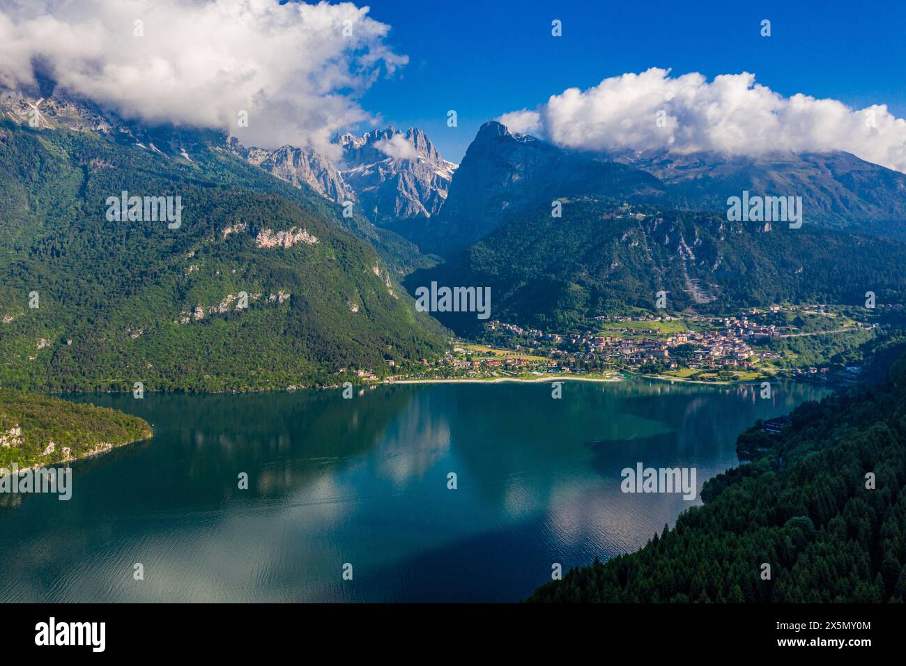 Blick aus der Vogelperspektive auf den Lago di Molveno im Trentino, Italien, malerischer Alpensee mit üppiger Umgebung und pulsierendem Strand Stockfoto