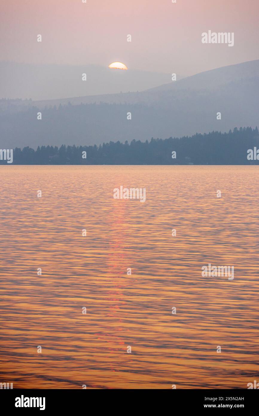 USA, Montana, Flathead Lake. Sonnenuntergang während des Rauchs des Waldfeuers. Stockfoto