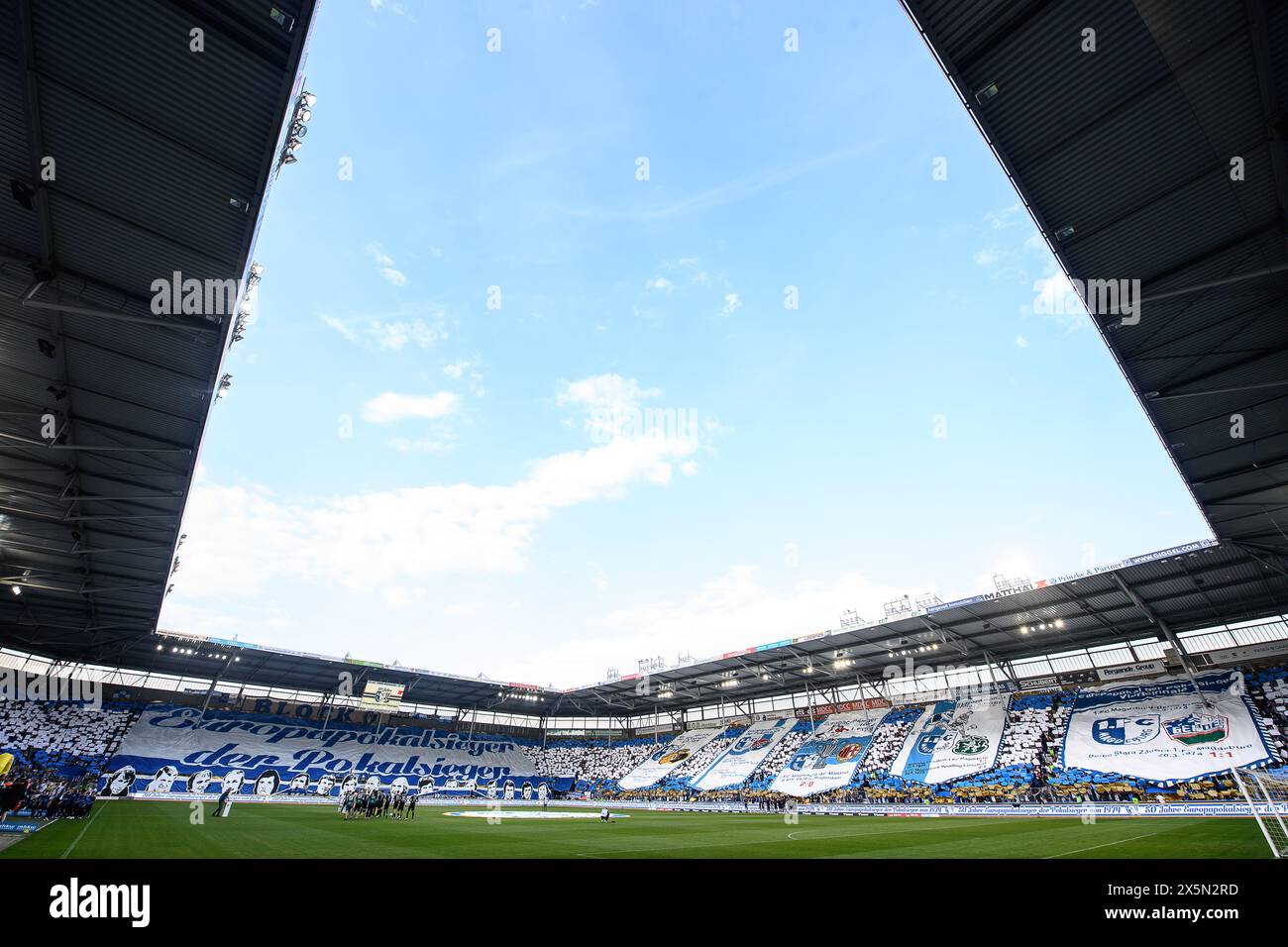 Magdeburg, Deutschland. Mai 2024. Fußball: Bundesliga 2, 1. FC Magdeburg - SpVgg Greuther Fürth, 33. Spieltag, MDCC-Arena. Magdeburger Fans feiern die Europapokalsieger 1974 mit einer Choreografie. Hinweis: Swen Pförtner/dpa – WICHTIGER HINWEIS: gemäß den Vorschriften der DFL Deutscher Fußball-Liga und des DFB Deutscher Fußball-Bundes ist es verboten, im Stadion und/oder des Spiels aufgenommene Fotografien in Form von sequenziellen Bildern und/oder videoähnlichen Fotoserien zu verwenden oder zu nutzen./dpa/Alamy Live News Stockfoto