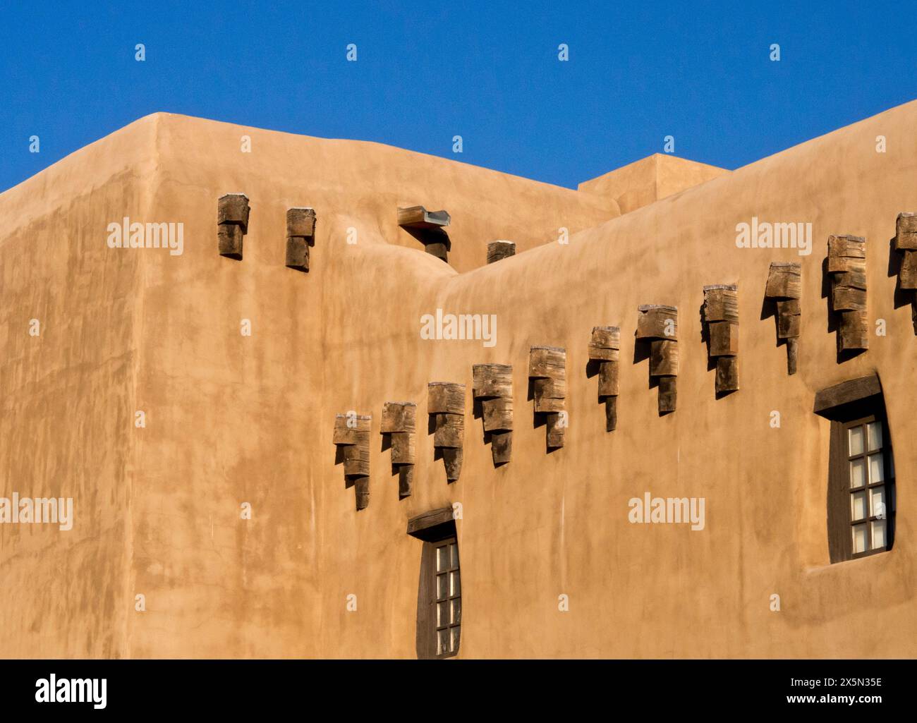 USA, New Mexico, Sante Fe. Südwestliche Architektur, Teil eines erdfarbenen lehmhauses in Santa Fe. Stockfoto