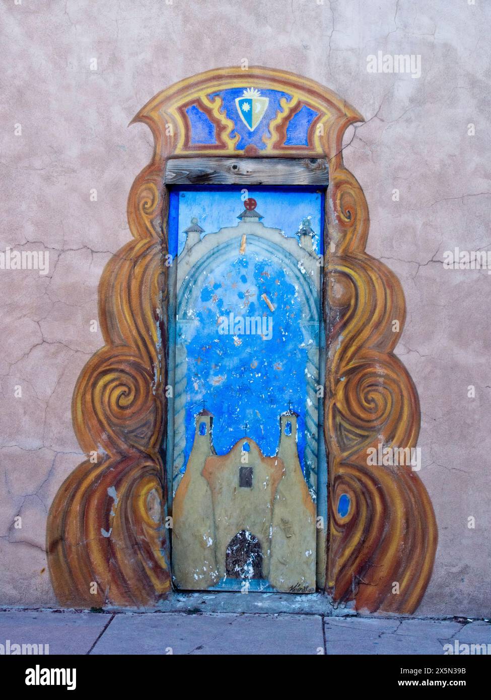 USA, New Mexico, Sante Fe. Eine sehr bunte Wandtür in Sante Fe. (Nur Für Redaktionelle Zwecke) Stockfoto