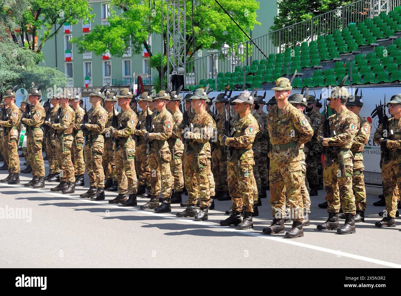 Vicenza, Italien, 10. Mai 2024: 95. Nationale Alpini versammeln viele Tausende von Menschen, vor allem Alpini oder ehemalige Alpini-Truppen und ihre Familien, aber auch einfache Enthusiasten und Neugierige kommen in Vicenza aus ganz Italien zum fünfundneunzigsten nationalen Alpini-Treffen. Drei Tage lang wird die Stadt von ihren Zelten, Imbissständen, Blaskapellen und Chorgruppen besetzt sein. In diesem Jahr gibt es auch einen Ausstellungsbereich, der für Fahrzeuge und Rüstungen der italienischen Armee reserviert ist. Die Veranstaltung endet am Sonntag, dem 12., wenn der italienische Verteidigungsminister Guido Crosetto an der letzten Parade teilnimmt. Gutschriften Stockfoto