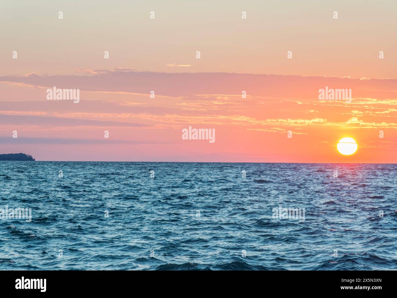 USA, Ohio, Lakeside. Sonnenaufgang am Eriesee Stockfoto