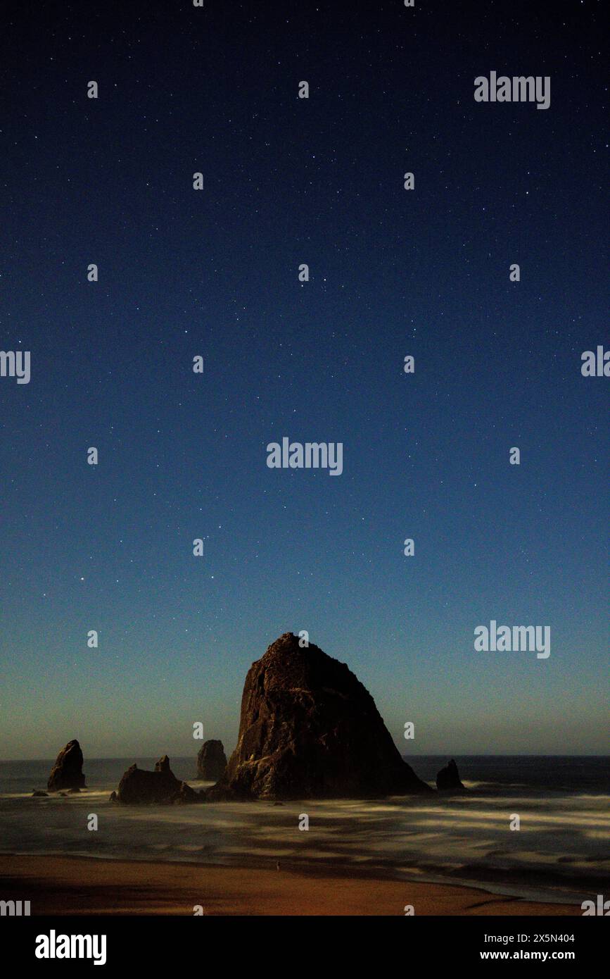 USA, Oregon. Cannon Beach und Haystack Rock Abendlicht und Sterne. Stockfoto