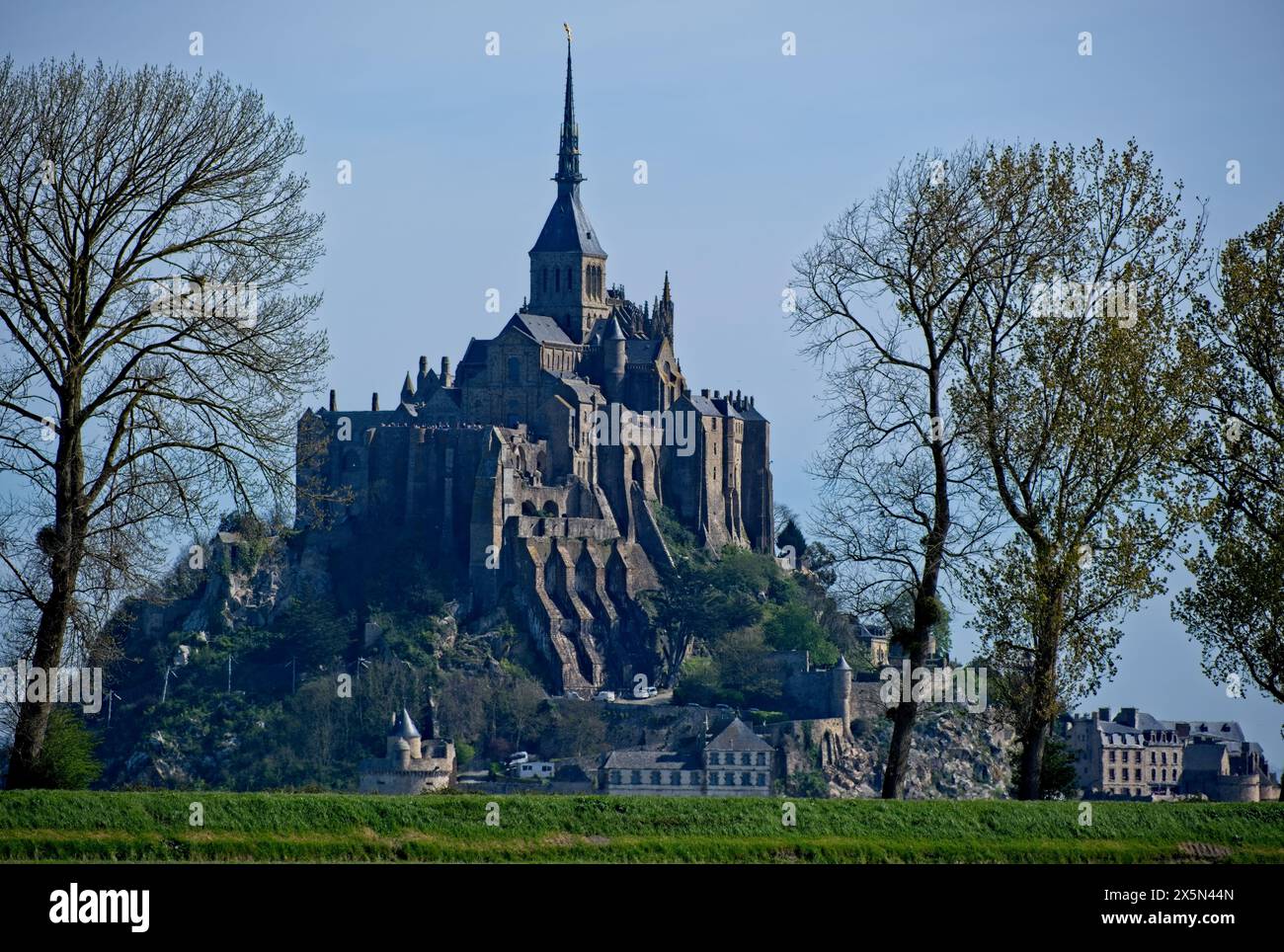Le Mont-Saint-Michel, Frankreich - 12. April 2024: Abtei von Le Mont-Saint-Michel. Fernsicht. Sonniger Frühlingstag. Selektiver Fokus Stockfoto