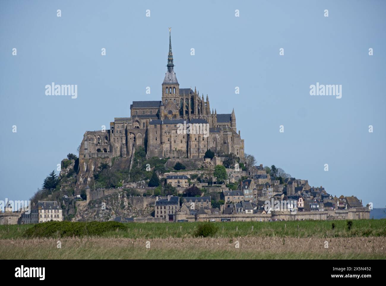 Le Mont-Saint-Michel, Frankreich - 12. April 2024: Abtei von Le Mont-Saint-Michel. Fernsicht. Sonniger Frühlingstag. Selektiver Fokus Stockfoto