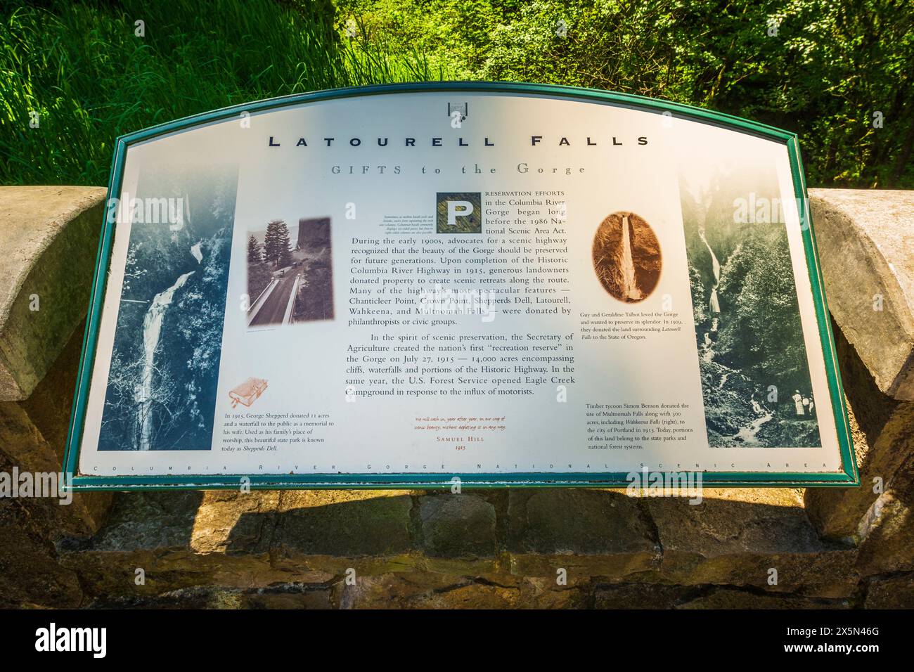 Schilder für die Interpretation der Latourell Falls, Columbia River Gorge National Scenic Area, Oregon, USA. (Nur Für Redaktionelle Zwecke) Stockfoto